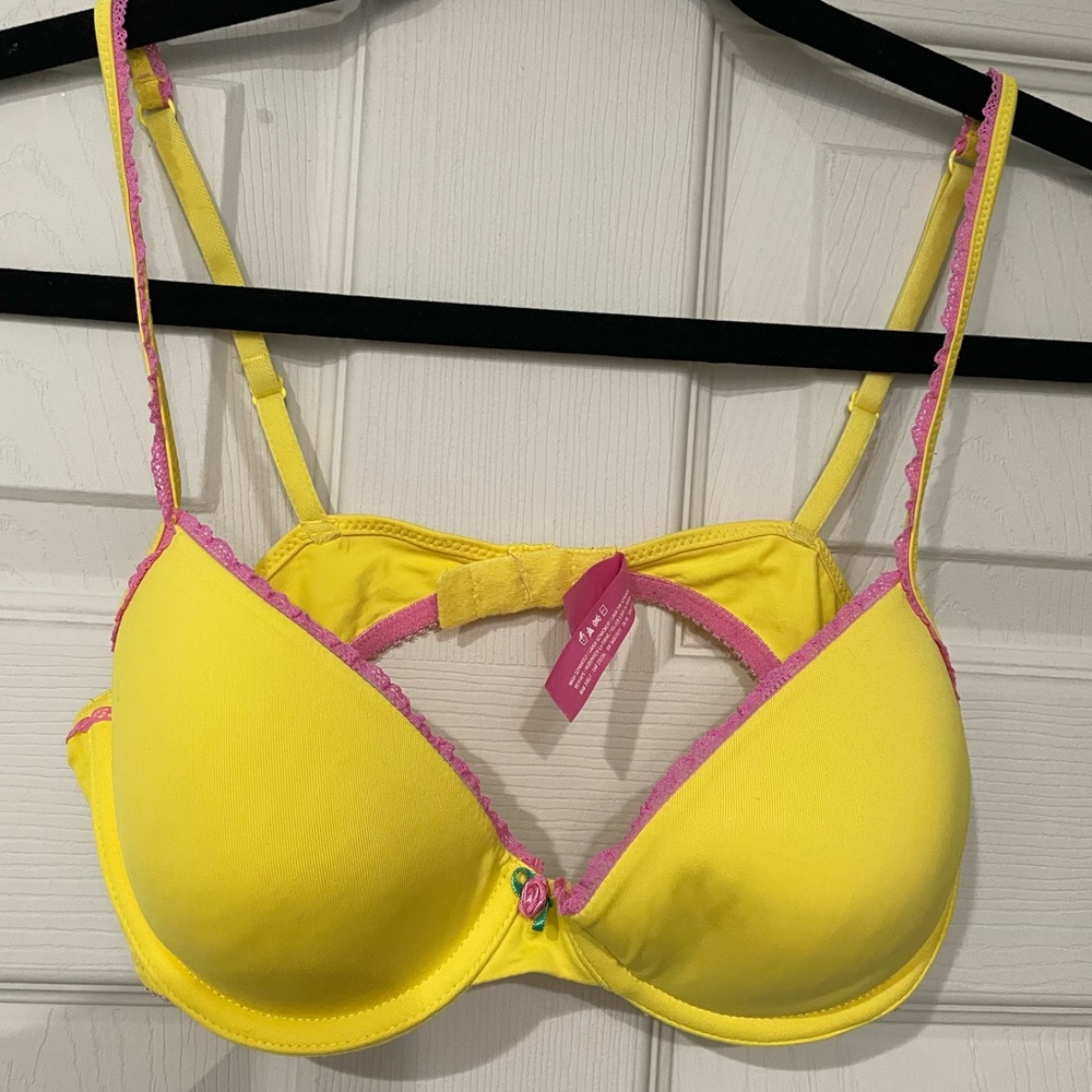 PINK Victoria's Secret, T-Shirt Demi Yellow and Pink Bra